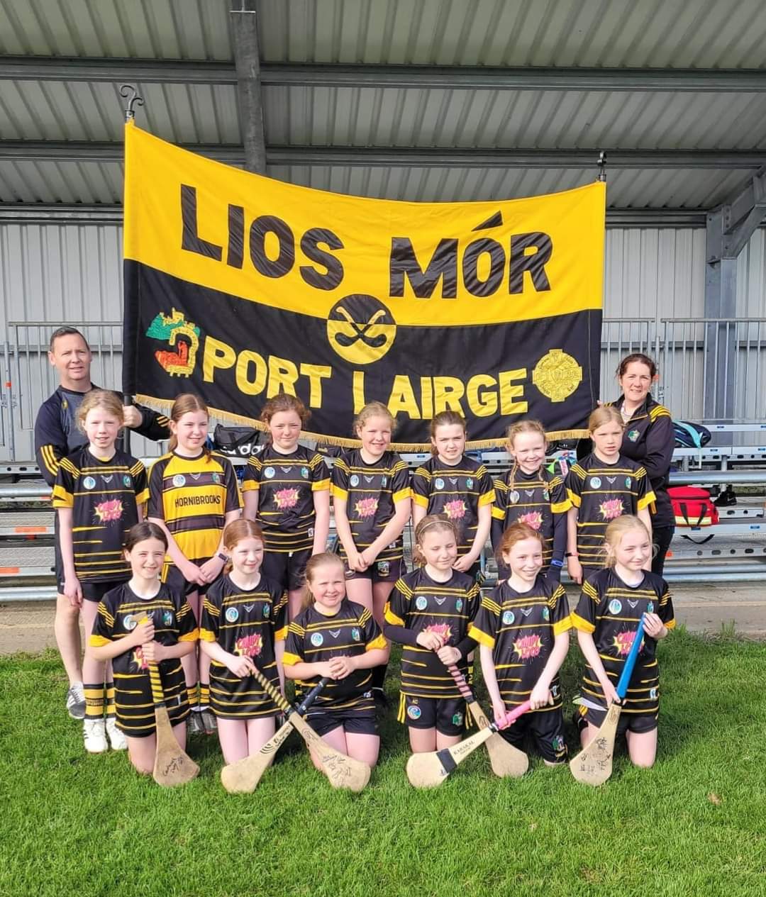 Lismore juvenile camogie team with club banner